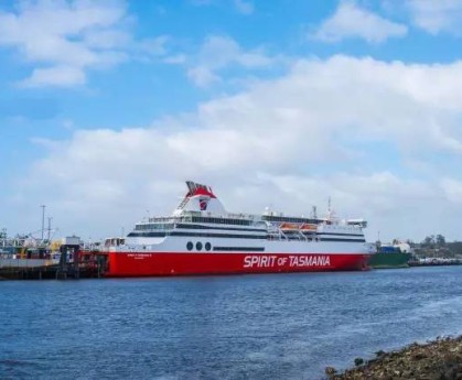 亿万28平台- 勒阿弗尔港口德比火爆，渔船鸣笛声助威成独特风景